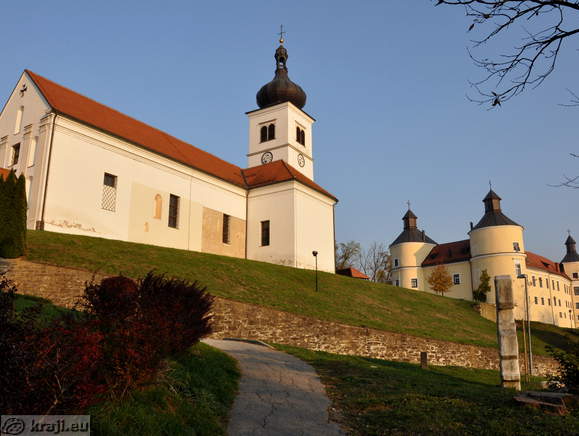 Cerkev in grad v Veliki Nedelji