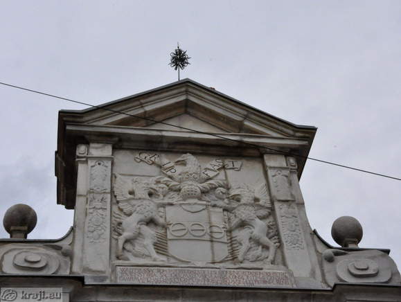 Kamniti relief nad Notranjim portalom