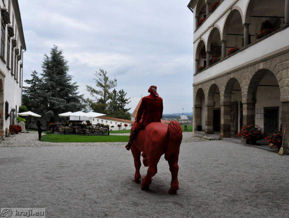 Kip na grajskem dvorišču