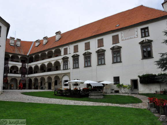 Osrednji plato z osrednjo grajsko stavbo