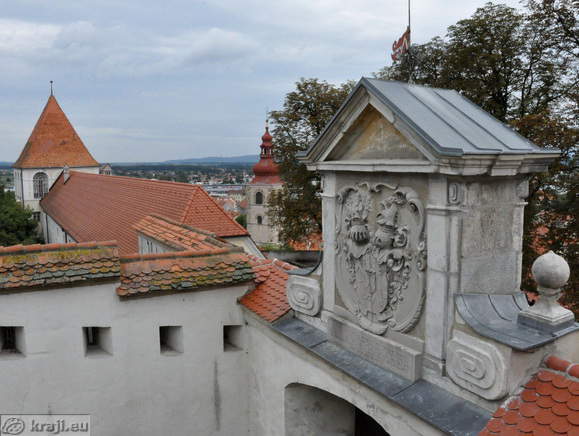 Kamniti relief nad Notranjim portalom, Vzhodni stolp in Mestni stolp