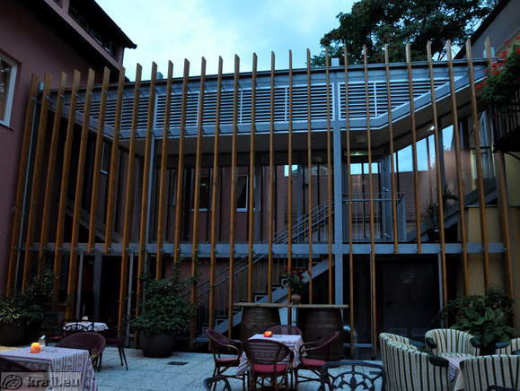 Mitrov vrt s stopniščem v ozadju