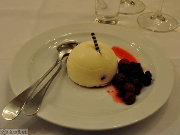 Sladica z gozdnimi sadeži