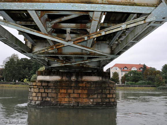 Plovba pod železniškim mostom