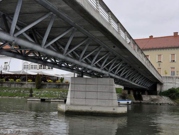 Plovba pod mostom za pešče in kolesarje