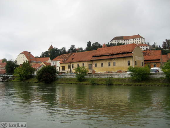 Reka Drava ob starem mestnem jedru Ptuja