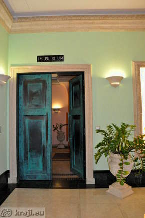 Entrance for pedicure, hammam, suites, pool of emperors, etc.