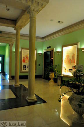 Location of the entrance for pedicure, hammam, suites, pool of emperors, etc.