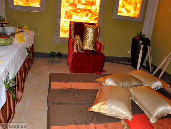 Sedež za Marcusa Antoniusa Primusa in na tleh za goste