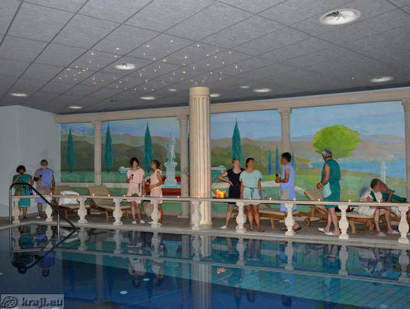 Bazen cesarjev, v katerega gredo gosti s kozarci vina