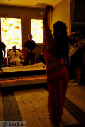 Plesalka v tančicah pred Marcusom Antoniusom Primusom