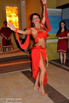 Plesalka v tančicah po rimski večerji