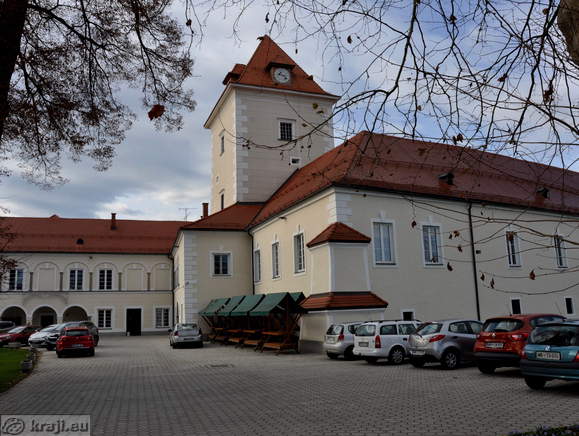 Grad Rače z manjšim parkiriščem