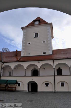 Stolp s strelnimi linami