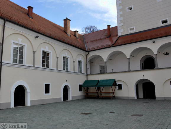 Zaprto grajsko dvorišče