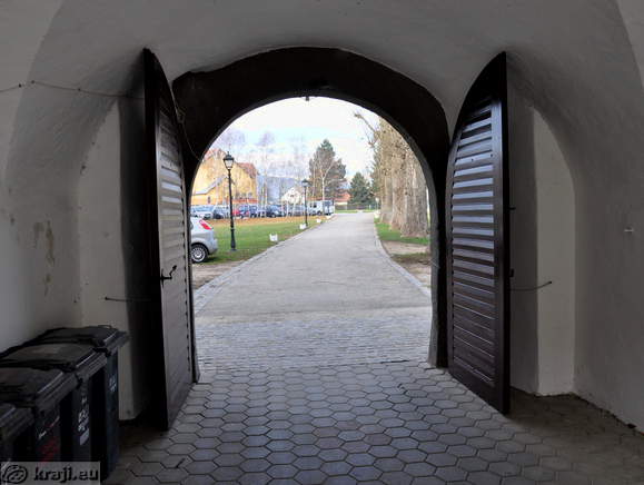 Izhod z grajskega dvorišča