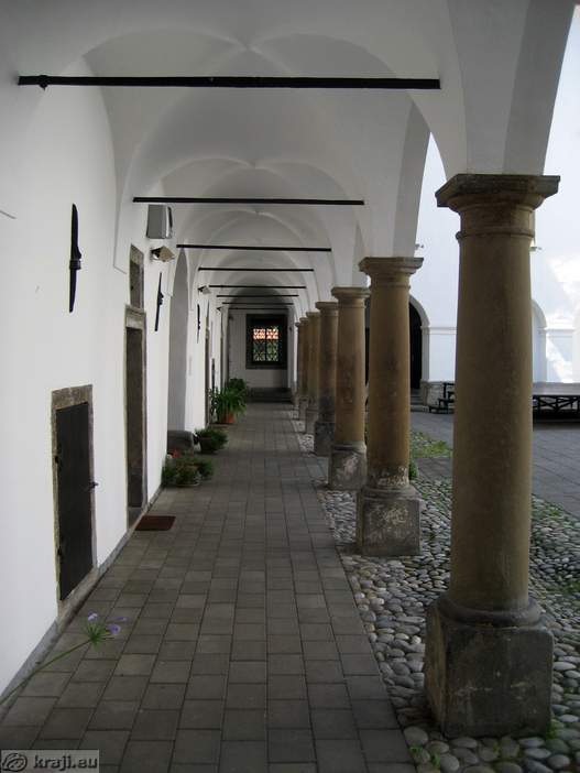 Arkade na južni strani notranjega grajskega dvorišča - Fotografija: 3305-10 Arkade na južni strani notranjega grajskega dvorišča