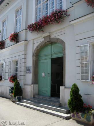 Vhod v knjižnico Josipa Vošnjaka v Slovenski Bistrici