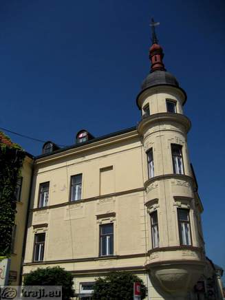 Okrogli vogalni stolpni pomol nekdanjega hotela