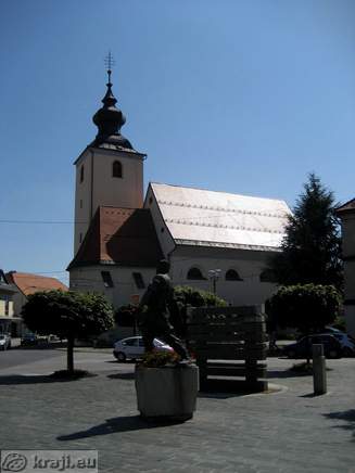 Spomenik na Trgu svobode in cerkev Marije sedem žalosti